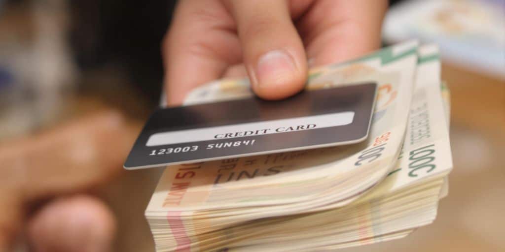Carte bancaire et billets de banque