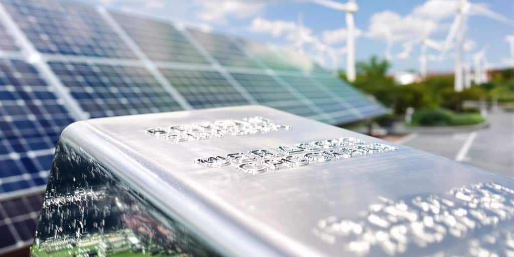 Métal argenté, panneaux solaires, éoliennes, puces électroniques.