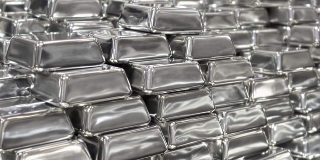 Lingots d'argent empilés brillants.