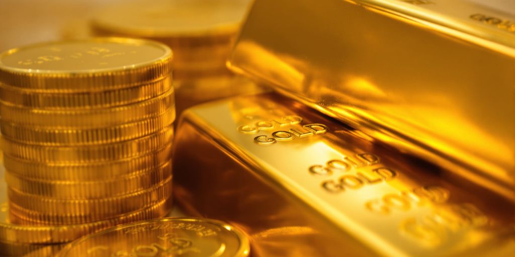 Pièces d'or brillantes empilées, lingots d'or