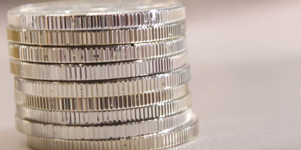 Pièces d'argent brillantes empilées