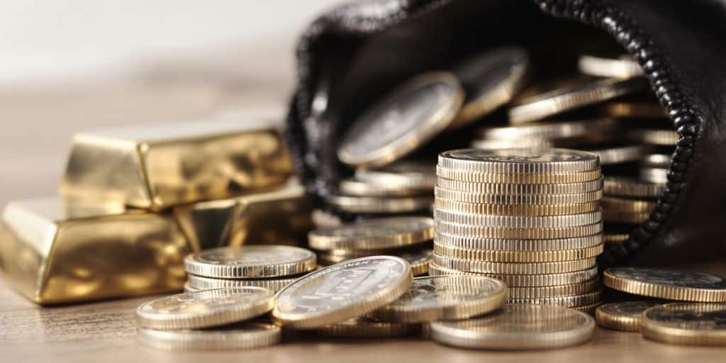 Pièces d'argent brillantes, lingots, et bourses de monnaie.