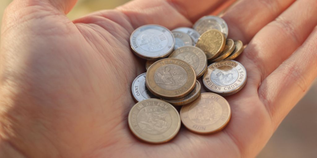 Main tenant des pièces de monnaie