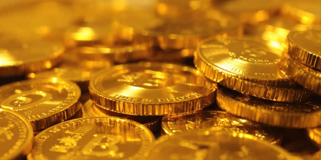 Pièces d'or empilées
