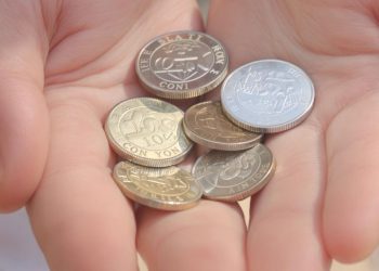 Pièces d'argent sur une main ouverte