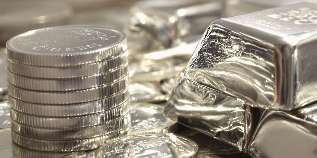 Pièces d'argent brillantes et lingots