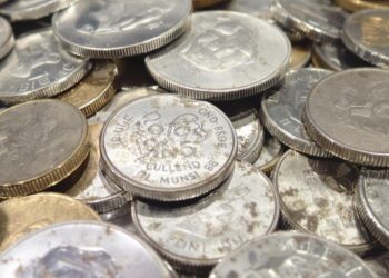 Pièces en argent authentiques et contrefaçons.