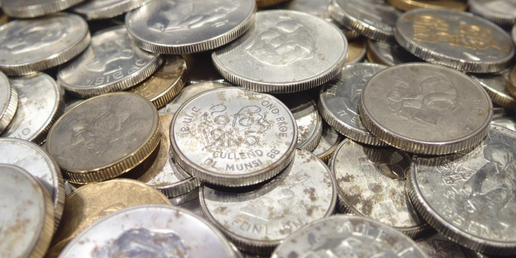 Pièces en argent authentiques et contrefaçons.