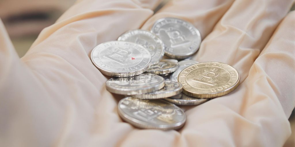 Pièces d'argent sur une main gantée