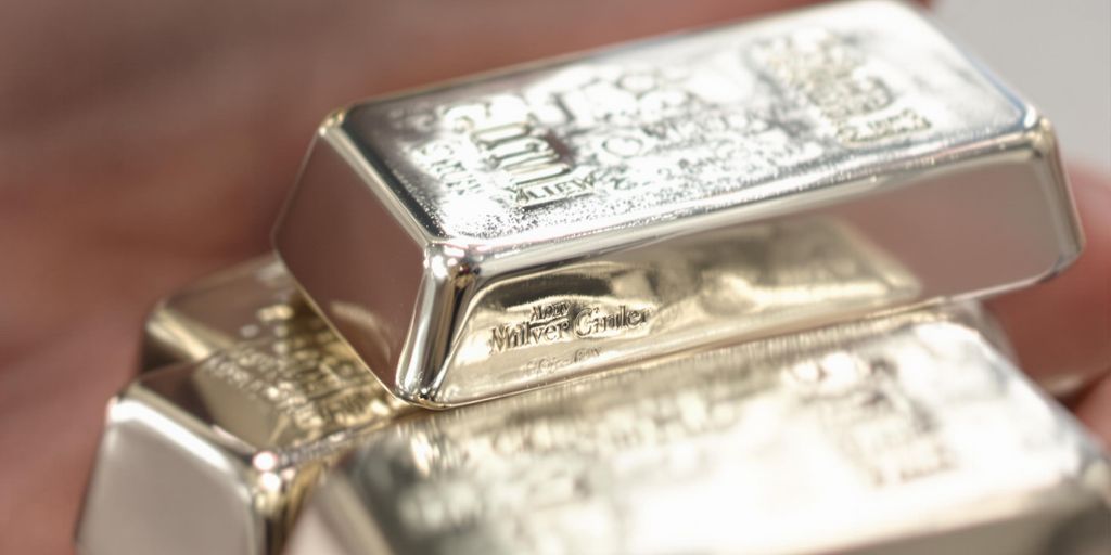 Main tenant des lingots d'argent brillants