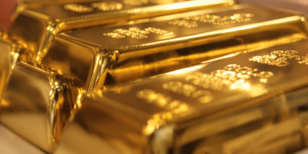 Lingots d'or brillants empilés