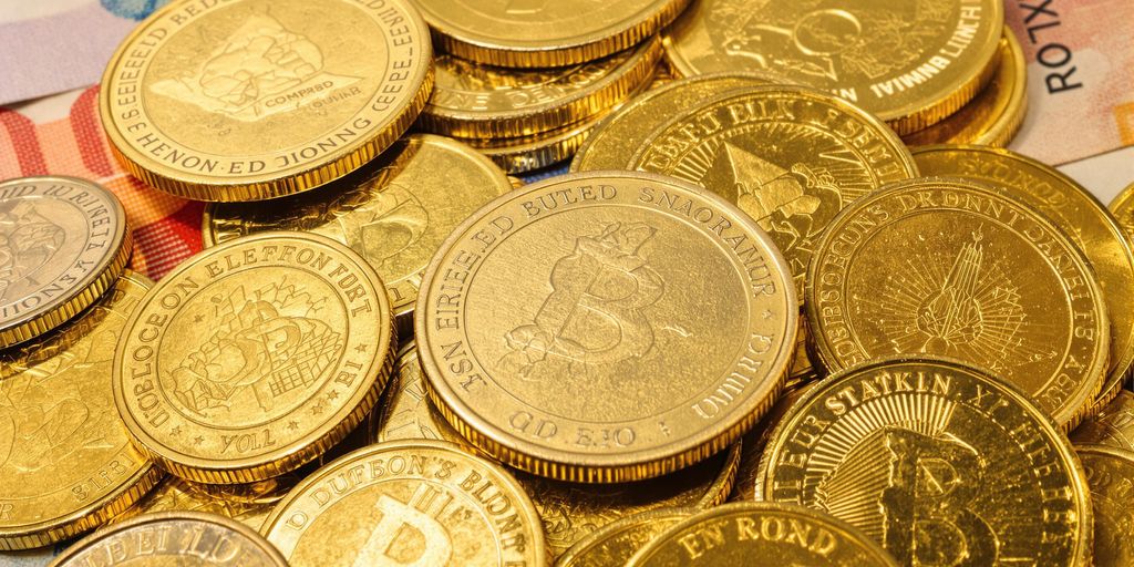 Une pile de pièces d'or et de billets de banque.