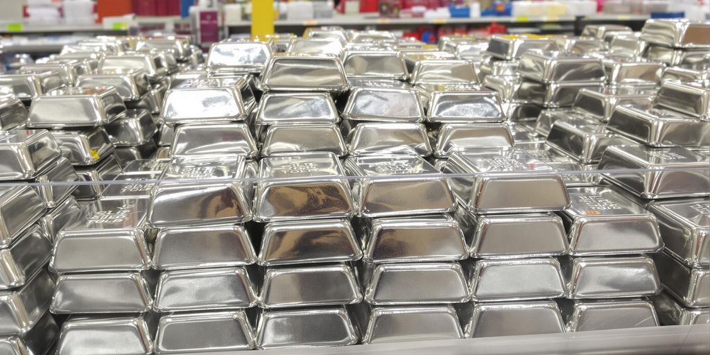 Lingots d'argent dans une caisse enregistreuse de supermarché.