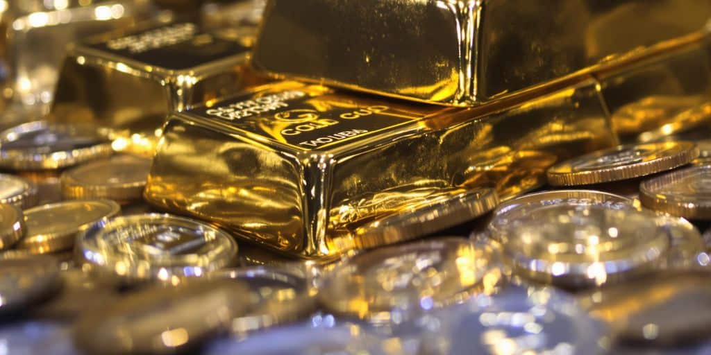 Lingots d'or et pièces scintillantes