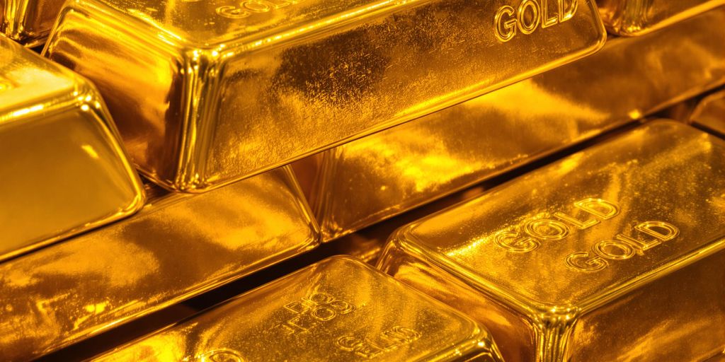 Lingots d'or brillants sur un fond sombre.