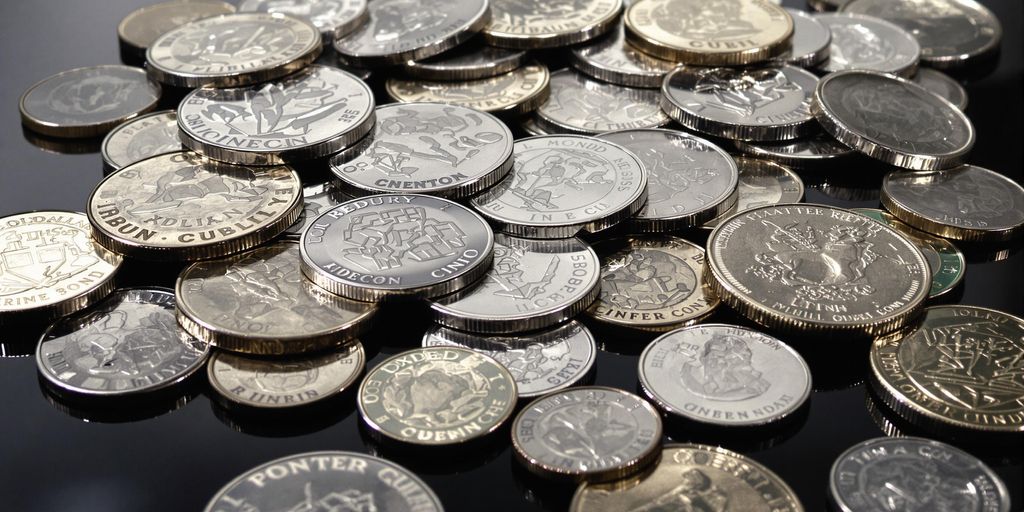 Pièces d'argent de différents types et tailles.