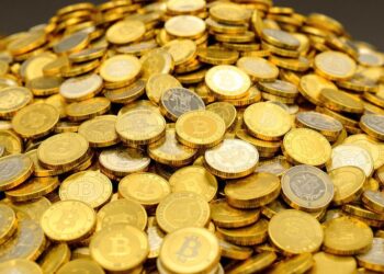 Pile de pièces d'or et d'argent scintillantes