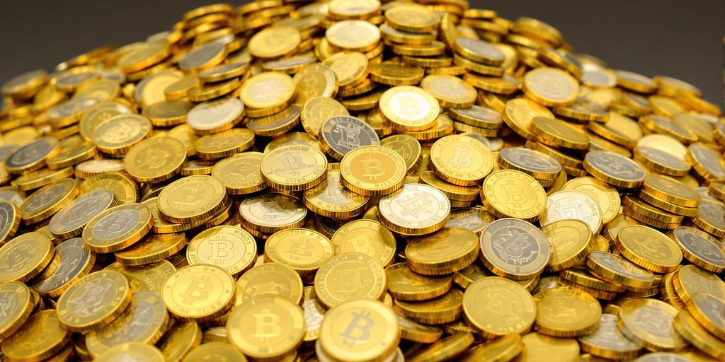 Pile de pièces d'or et d'argent scintillantes
