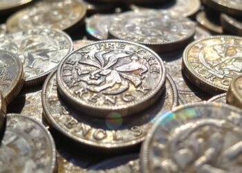Pièces d'argent françaises anciennes en gros plan.