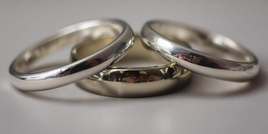 Anneaux en argent de différentes puretés.