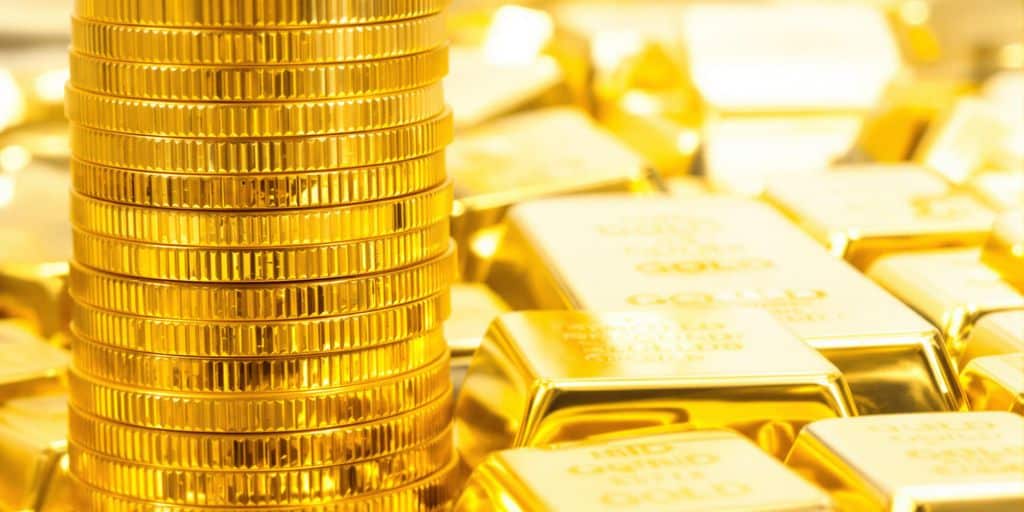 Pièces d'or et lingots empilés