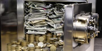 Coffre-fort ouvert avec des billets et des pièces