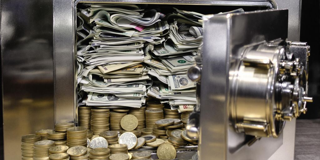 Coffre-fort ouvert avec des billets et des pièces