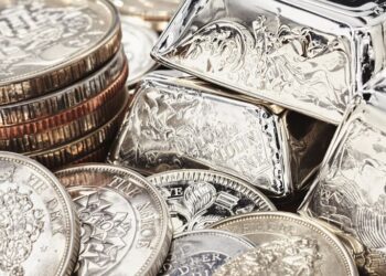 Monnaies en argent brillant et argenterie ancienne.