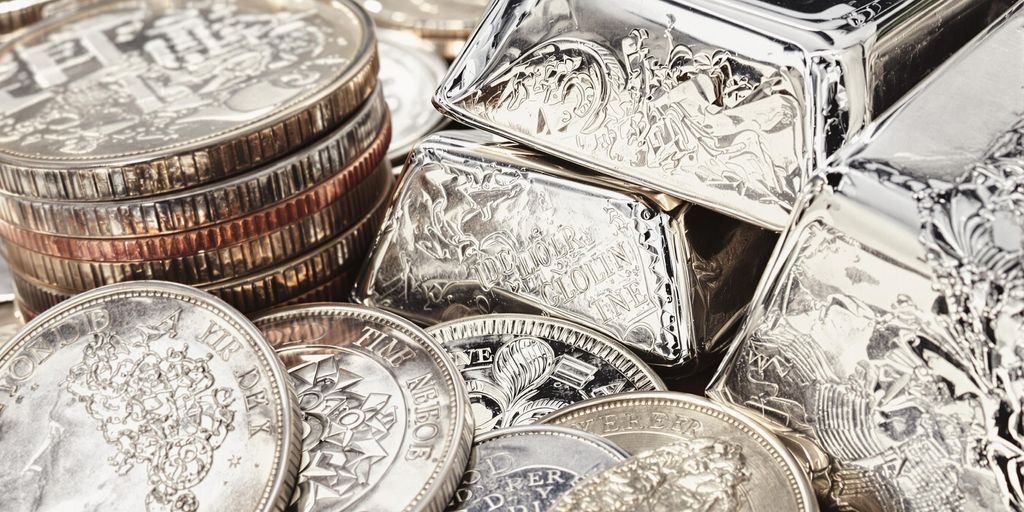 Monnaies en argent brillant et argenterie ancienne.