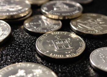 Pièces d'argent sur fond sombre
