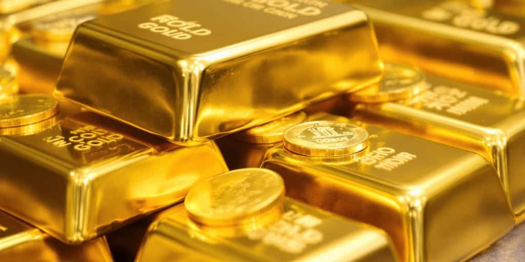 Lingots d'or empilés, pièces d'or brillantes