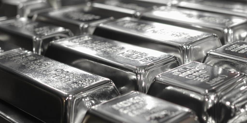 Lingots d'argent brillants disposés en tas.