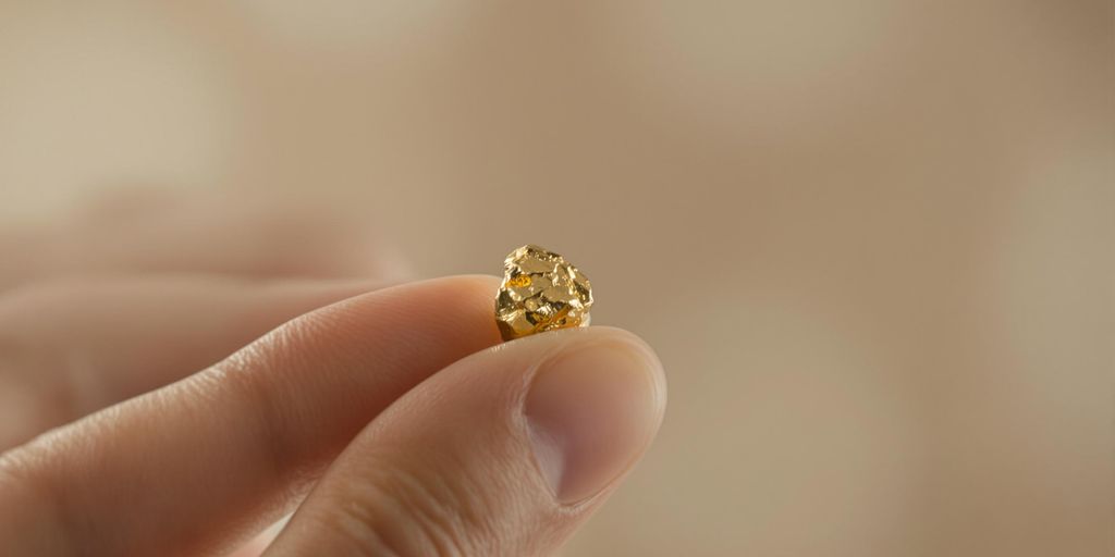 Main tenant petite pépite d'or