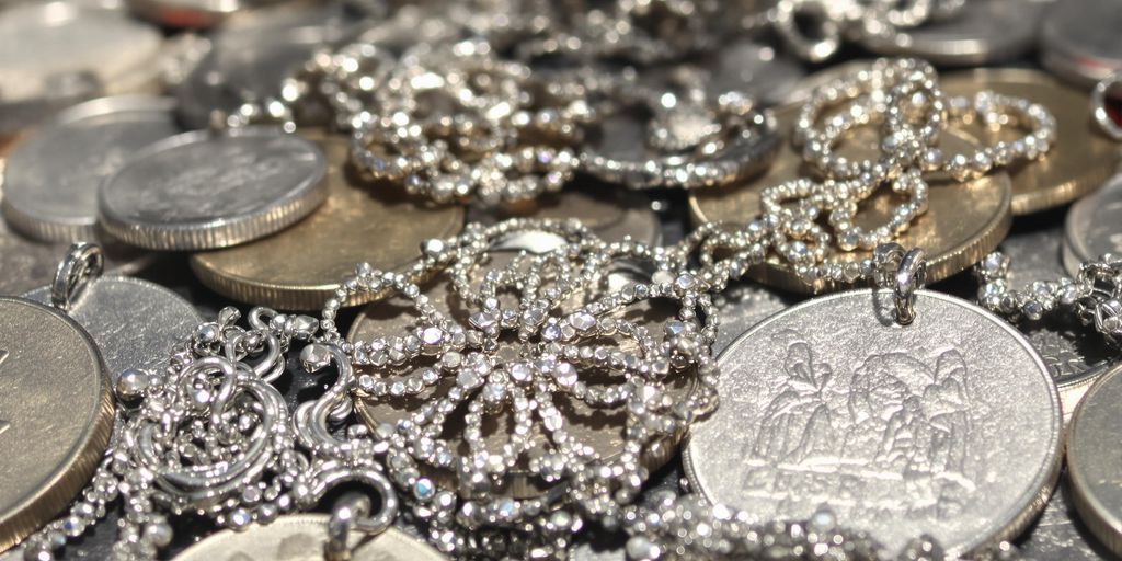 Pile d'argent sterling et d'objets en argent.