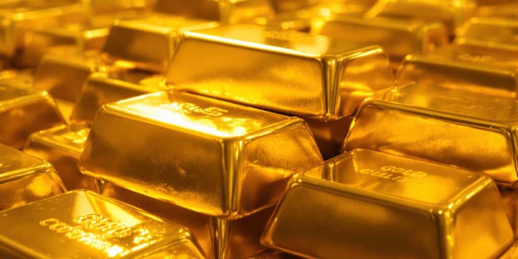 Lingots d'or brillants empilés
