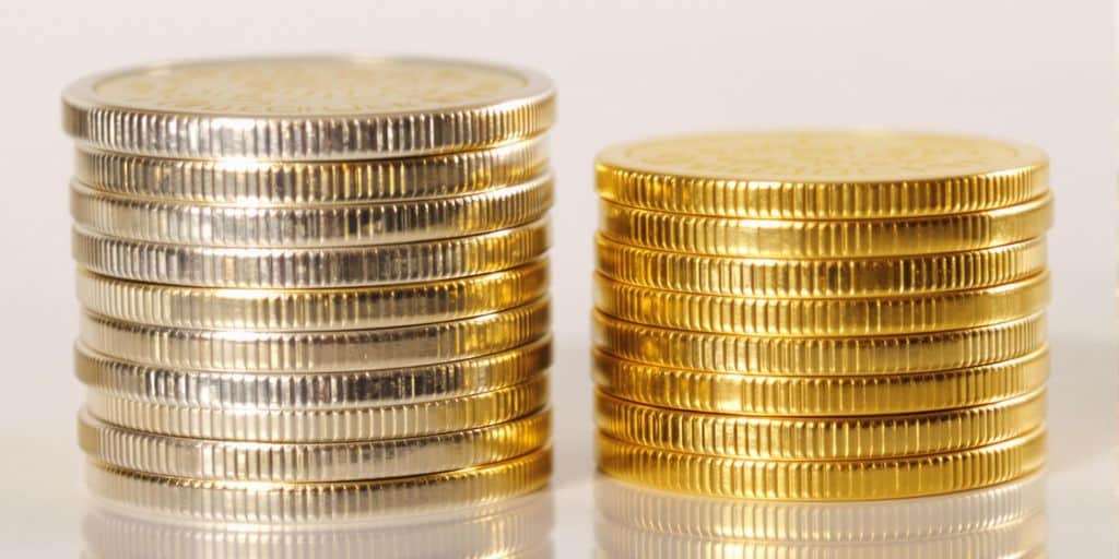 Pièces d'or et d'argent empilées