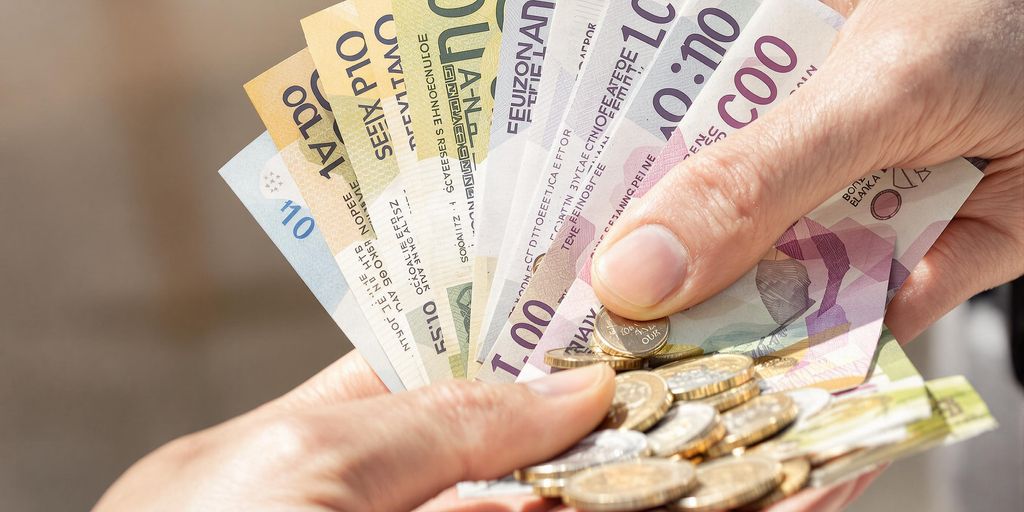 Main tenant des billets et des pièces