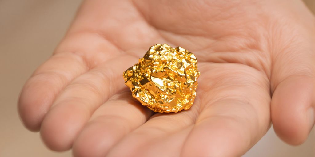 Main tenant une pépite d'or