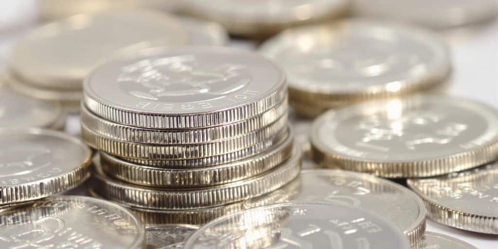 Pile de pièces en argent brillantes