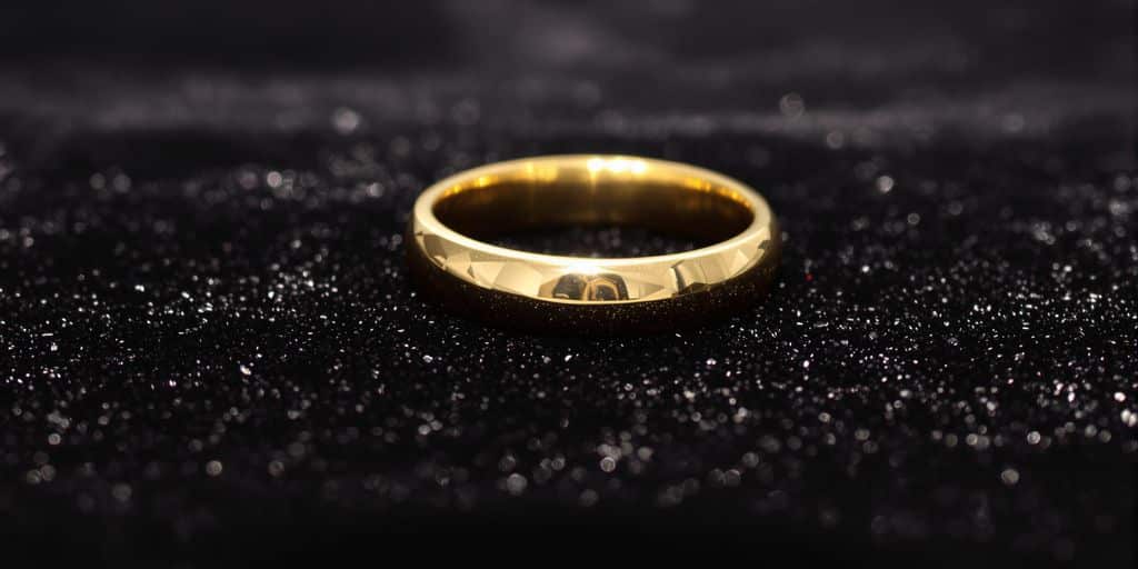 Bague en or simple sur fond sombre.