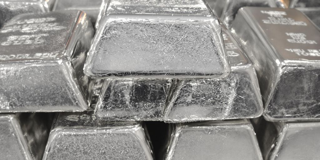 Plusieurs lingots d'argent empilés de différentes tailles.