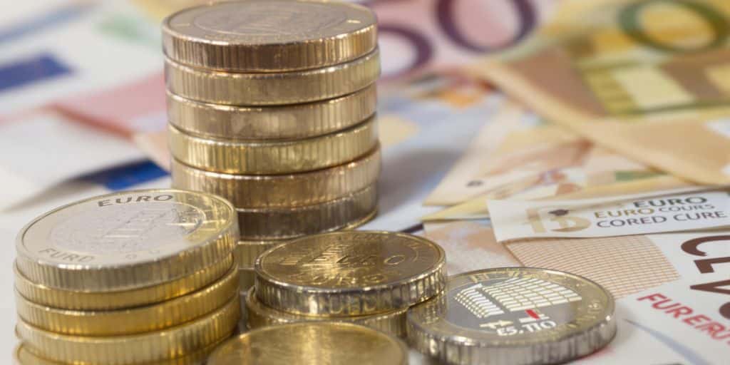 Pièces et billets avec la TVA.