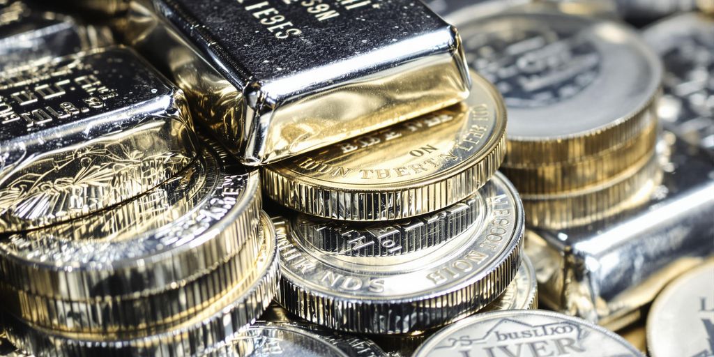 Pièces d'argent brillantes et lingots empilés.