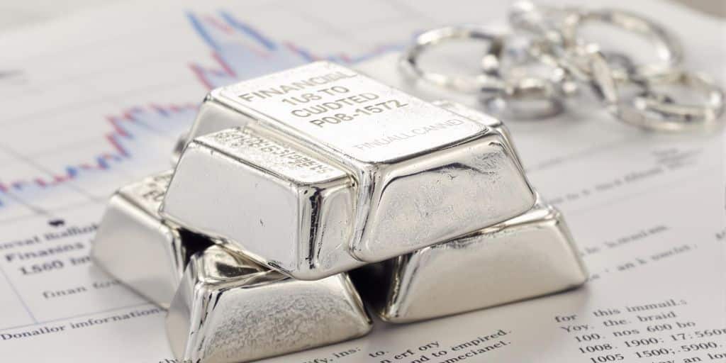 Lingots d'argent empilés sur des documents financiers.