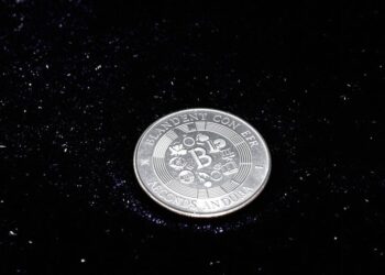 Pièce en argent sur tissu noir
