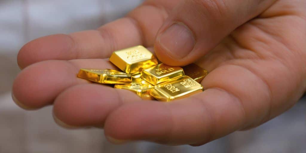 Main tenant des lingots d'or brillants