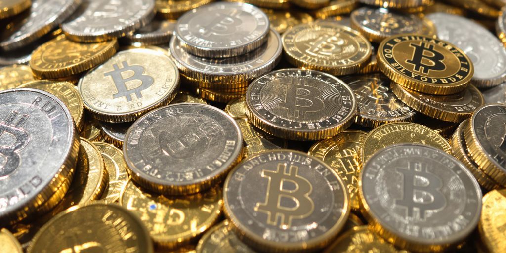 Pièces d'argent et d'or superposées