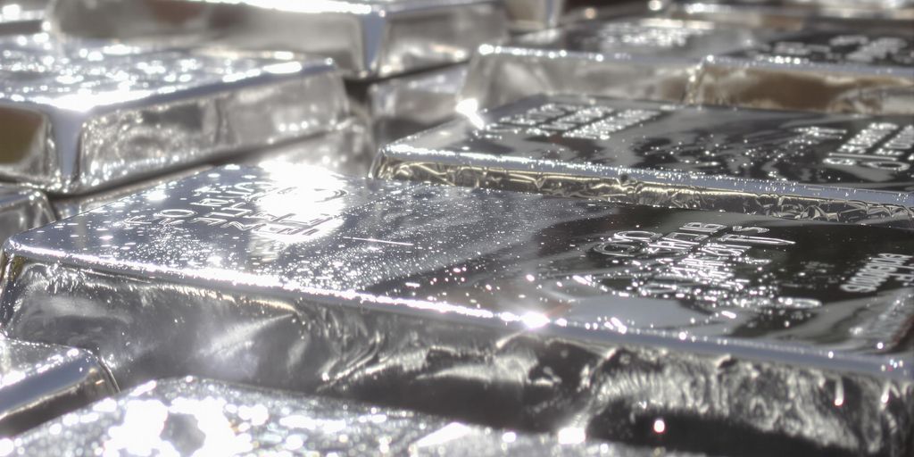 Lingots d'argent et pièces d'or sur une pile.