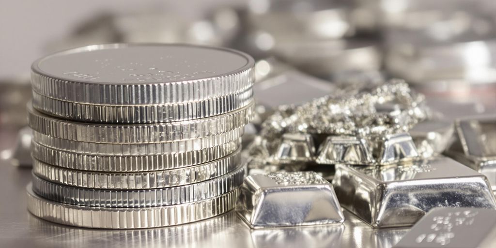Pièces d'argent brillantes et lingots empilés.