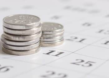 Pièces d'argent sur un calendrier